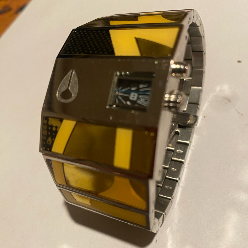 Nixon rotolog 80s Stylish Yellow and Silver black Watch